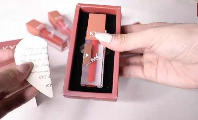 Thỏi son được đặt bên trong hộp giấy, xinh xắn và cực kỳ chu đáo