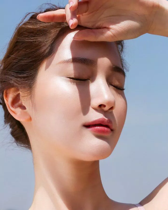 Thoa kem chống nắng trước khi đi ra ngoài sẽ giúp bảo vệ da trước tia UV của ánh nắng mặt trời. (Nguồn: internet).