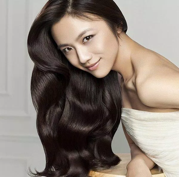 Giấm xả Yves Rocher Éclat Radiance Rinsing Vinegar ngừa rụng tóc đồng thời nuôi dưỡng mái tóc óng mượt, chắc khỏe giúp phái đẹp luôn tự tin, tỏa sáng (ảnh: internet).