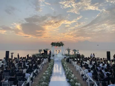 Bãi biển của Vinpearl Phú Quốc được chọn làm nơi tổ chức lễ cưới của "cặp đôi vàng" Showbiz Việt. Điểm ngắm hoàng hôn đẹp nhất đảo Ngọc đang được trang hoàng chuẩn bị cho khoảnh khắc đáng nhớ của cặp sao. (Nguồn: Internet)