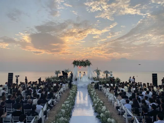 Bãi biển của Vinpearl Phú Quốc được chọn làm nơi tổ chức lễ cưới của "cặp đôi vàng" Showbiz Việt. Điểm ngắm hoàng hôn đẹp nhất đảo Ngọc đang được trang hoàng chuẩn bị cho khoảnh khắc đáng nhớ của cặp sao. (Nguồn: Internet)