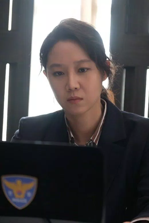 Gong Hyo Jin thủ vai Si Yeon, một sĩ quan cảnh sát ưu tú