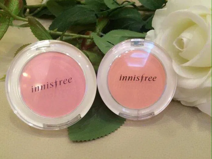 Trên mặt nắp sản phẩm có in dòng chữ innisfree màu đen nổi bật (ảnh: internet).