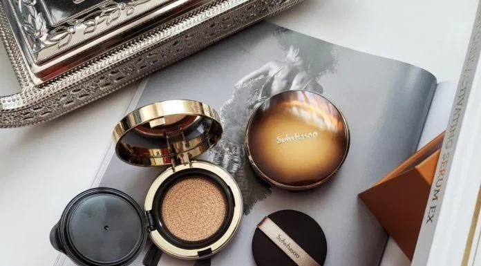 nét Cushion đến từ Sulwhasoo với thành phần thông đỏ cùng chiết xuất hoa mai mang lại một làn da tươi tắn rạng rỡ. (Nguồn: Internet).