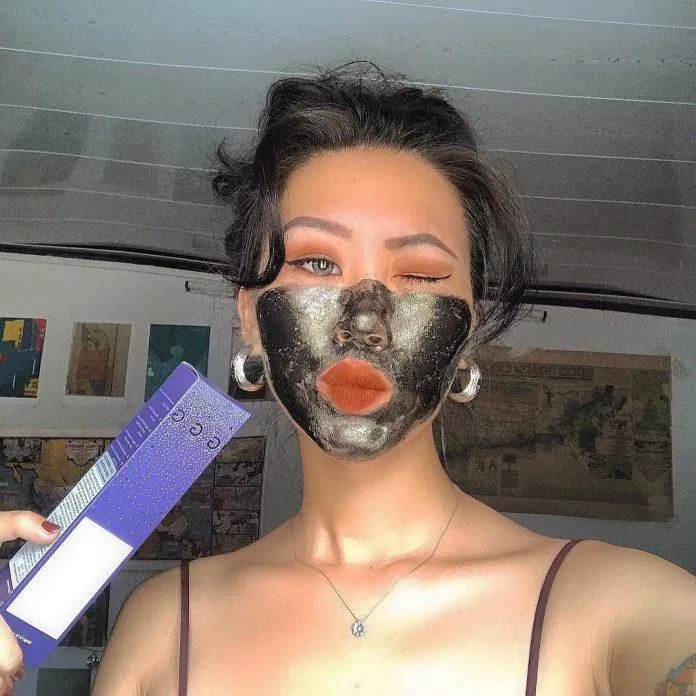 Dùng Wonder Crush Glow Glitter Mask 2-3 lần/tuần (Nguồn: Internet) Dùng Wonder Crush Glow Glitter Mask 2-3 lần/tuần (Nguồn: Internet)