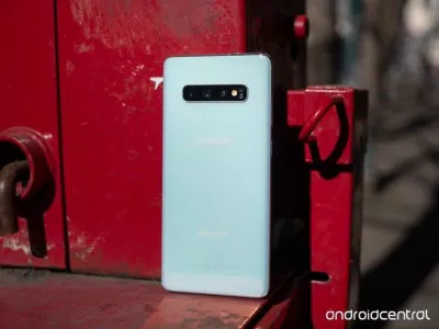 galaxy-s10-plus-white-back-standing