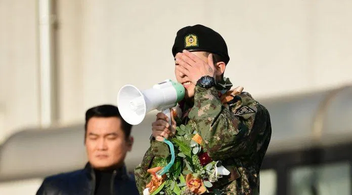 GD cực kì xúc động trước hình ảnh hàng ngàn người hậm mộ đã chờ đợi mình GD xuất ngũ