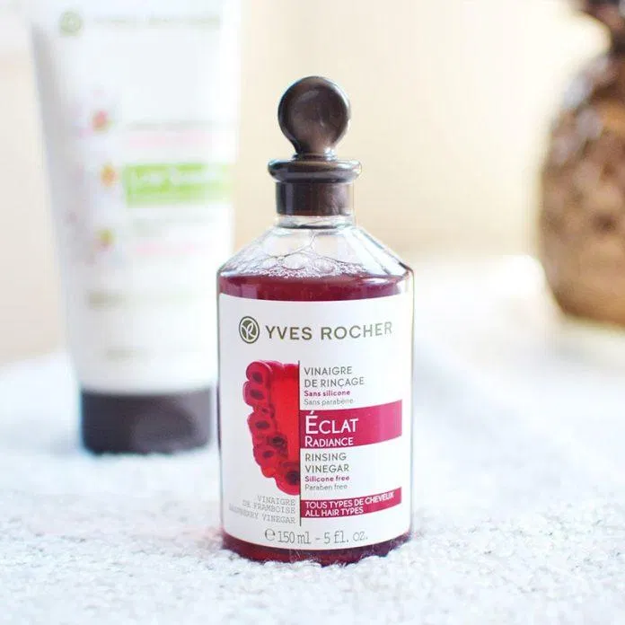 Giấm xả tóc "mâm xôi đỏ" Yves Rocher có chất liệu nhựa 100% tái chế được, thân thiện môi trường. (nguồn: Internet)