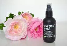 Bao bì nước hoa hồng Lush Tea Tree Water được thiết kế mang tone đen chủ đạo, hình thức bóng bảy, tinh tế (ảnh: internet).