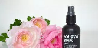 Bao bì nước hoa hồng Lush Tea Tree Water được thiết kế mang tone đen chủ đạo, hình thức bóng bảy, tinh tế (ảnh: internet).