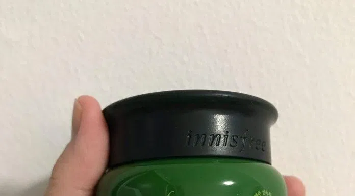 Hộp Innisfree Green Tea Seed Cream mang màu xanh dịu mát, gần gũi với thiên nhiên (ảnh: internet).
