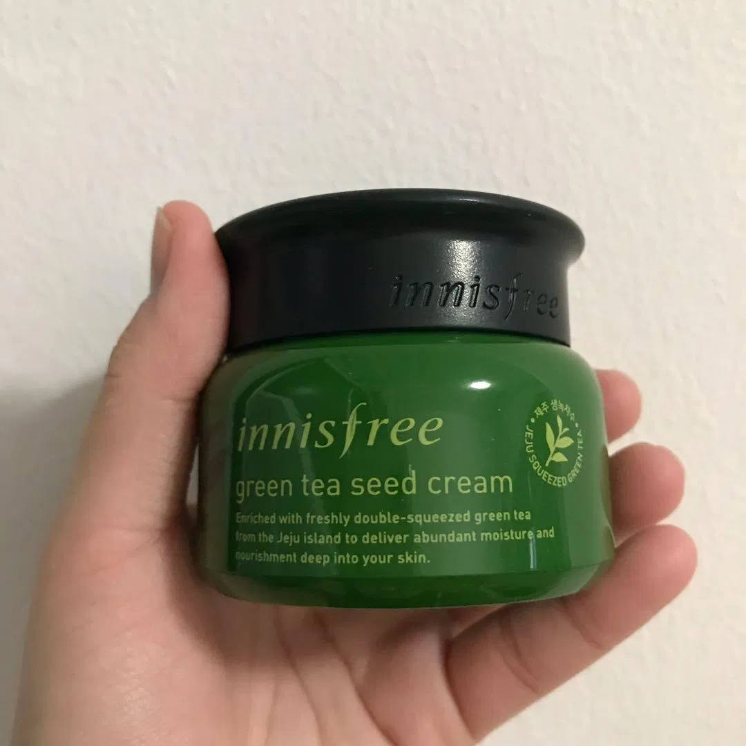 Hộp Innisfree Green Tea Seed Cream mang màu xanh dịu mát, gần gũi với thiên nhiên (ảnh: internet).