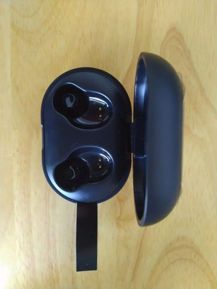 Hộp sạc tai nghe Bluetooth Tronsmart Spunky Beat (ảnh : BlogAnChoi).