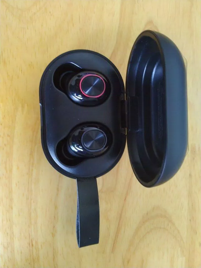 Hộp sạc và tai nghe Bluetooth Tronsmart Spunky Beat (ảnh : BlogAnChoi).