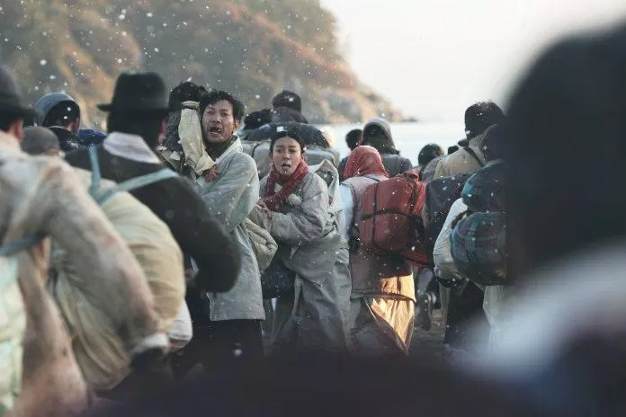 cuộc đời Duk-soo - bắt đầu cuộc sống của mình với cuộc di tản của 14.000 người tị nạn bằng tàu chở hàng