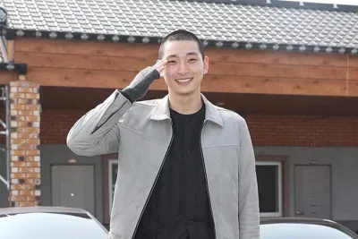 Jinwoon hiện vẫn đang trong quân ngũ