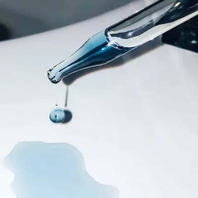 Kết cấu sản phẩm Lapis Facial Oil lỏng và nhẹ thấm nhanh vào da (Nguồn: Internet) Kết cấu sản phẩm Lapis Facial Oil lỏng và nhẹ thấm nhanh vào da (Nguồn: Internet)