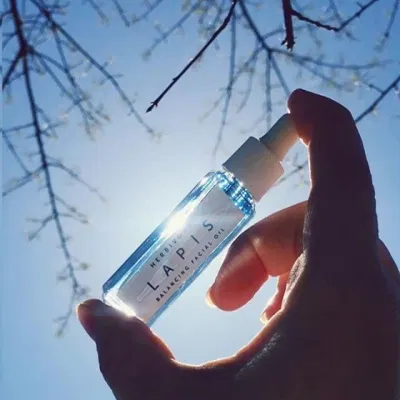 Lapis Facial Oil size 8ml thích hợp để dùng thử hoặc đem đi du lịch (Nguồn: Internet) Lapis Facial Oil size 8ml thích hợp để dùng thử hoặc đem đi du lịch (Nguồn: Internet)