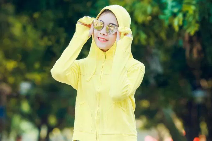 Nên trang bị áo khoác, kính râm và bao tay trước khi đi ra ngoài. (Nguồn: internet).