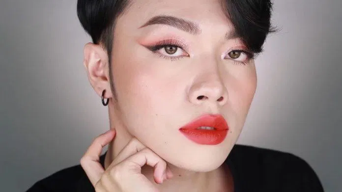 Đúng như cái tên, Campfire Night là sắc màu rực rỡ với sự hòa quyện của tông cam và đỏ, đủ để khiến làn da và gương mặt bừng sáng tức thì