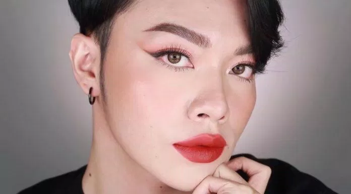 Màu đỏ đất này cũng không còn quá xa lạ với các fan mê son, với ánh hồng nhẹ nhàng, màu son này vẫn tiếp tục giúp làn da và răng được tôn lên đó 