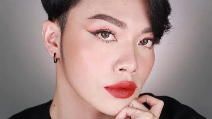 Màu đỏ đất này cũng không còn quá xa lạ với các fan mê son, với ánh hồng nhẹ nhàng, màu son này vẫn tiếp tục giúp làn da và răng được tôn lên đó