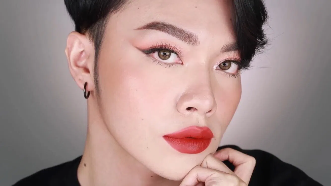 Màu đỏ đất này cũng không còn quá xa lạ với các fan mê son, với ánh hồng nhẹ nhàng, màu son này vẫn tiếp tục giúp làn da và răng được tôn lên đó