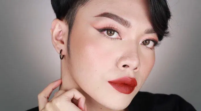Sắc nâu và đỏ quyện vào nhau đã tạo nên sự tuyệt hảo cho A26, sắc son này dự đoán sẽ trở thành "best-seller" của version 5 bởi độ cực kỳ trendy của em này đó