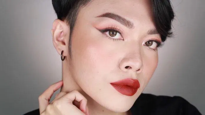 Sắc nâu và đỏ quyện vào nhau đã tạo nên sự tuyệt hảo cho A26, sắc son này dự đoán sẽ trở thành "best-seller" của version 5 bởi độ cực kỳ trendy của em này đó