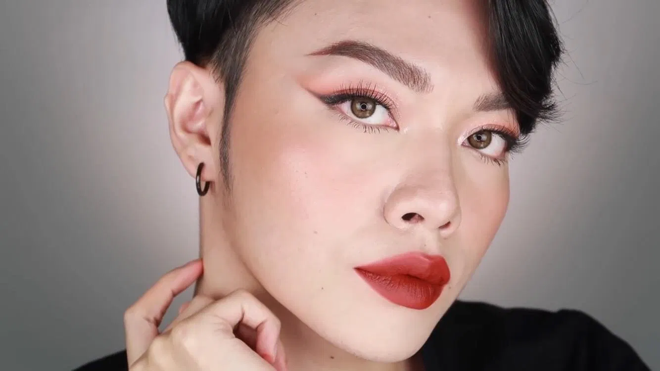 Sắc nâu và đỏ quyện vào nhau đã tạo nên sự tuyệt hảo cho A26, sắc son này dự đoán sẽ trở thành "best-seller" của version 5 bởi độ cực kỳ trendy của em này đó