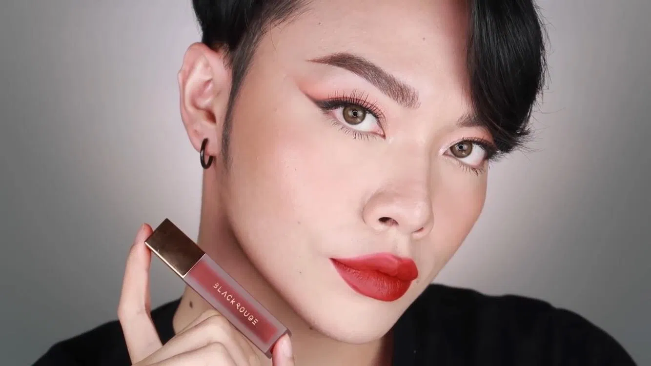 Màu đỏ nhung tuyệt đẹp với chút ánh tím sẽ là màu son thích hợp cho những ngày đông lạnh, làm trắng da và cũng cực kỳ dễ dùng