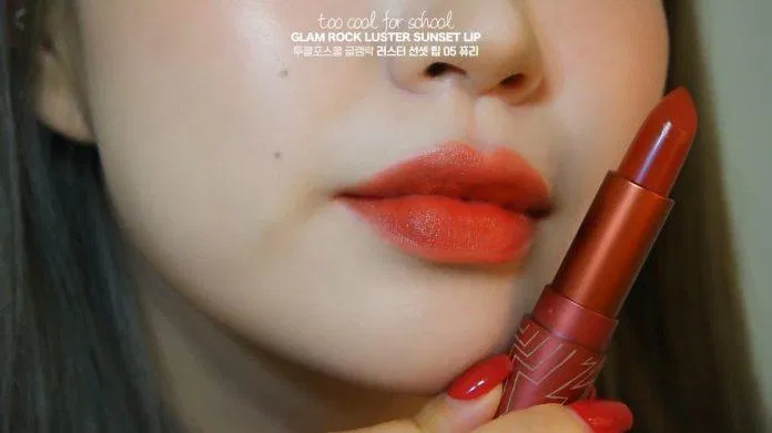 Sắc màu 05 sẽ là sắc màu an toàn cho những cô nàng muốn thử nghiệm bảng màu độc đáo lần này.