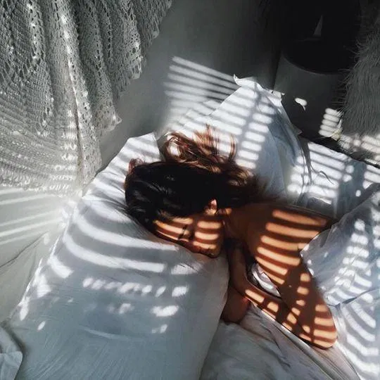 Hãy để ánh sáng tự nhiên tràn vào phòng giúp bạn thức dậy sáng khoải hơn 