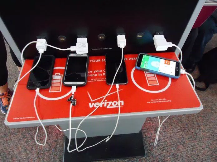 phone-charge-kiosk-1