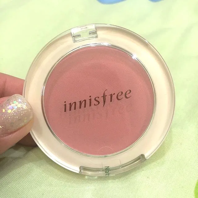 Phấn má hồng chứa bột khoáng thiên nhiên nên có tính năng kiềm dầu khá tốt, giữ màu được trong khoảng 4 giờ đến 5 giờ (ảnh: internet).