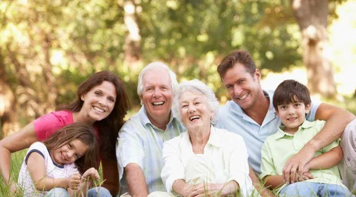 Luôn ở bên cạnh chăm sóc và quan tâm người thân của bạn để giảm nguy cơ mắc bệnh Alzheimer (Nguồn: Internet). Luôn ở bên cạnh chăm sóc và quan tâm người thân của bạn để giảm nguy cơ mắc bệnh Alzheimer (Nguồn: Internet).