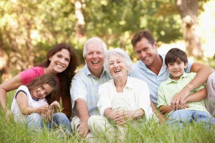 Luôn ở bên cạnh chăm sóc và quan tâm người thân của bạn để giảm nguy cơ mắc bệnh Alzheimer (Nguồn: Internet). Luôn ở bên cạnh chăm sóc và quan tâm người thân của bạn để giảm nguy cơ mắc bệnh Alzheimer (Nguồn: Internet).