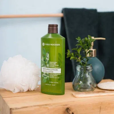 Dầu gội Yves Rocher Anti - Pollution có thành phần hoàn toàn từ thiên nhiên an toàn cho da đầu. (nguồn: Internet)