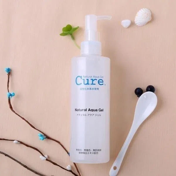 Gel tẩy da chết Cure với thiết kế sản phẩm, bao bì đơn giản, tinh tế, nổi bật logo thương hiệu Cure màu xanh "mát mắt". (Ảnh: Internet)