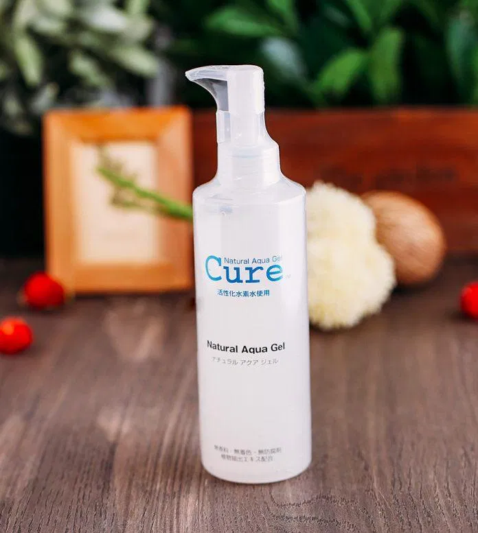 Bản fullsize của gel tẩy da chết Cure với vẻ ngoài đơn giản, thanh thoát "đốn tim" nhiều cô nàng. (Ảnh: BlogAnChoi)