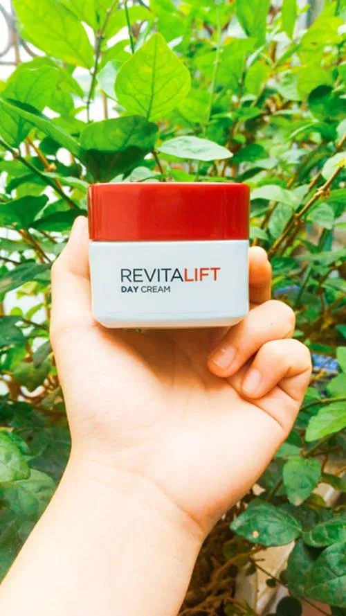 Review kem dưỡng da ban ngày Loreal Revitalift Day Cream SPF23 PA++: Chống lão hóa, săn chắc da BlogAnChoi Camila Cabello cấp ẩm chuyên sâu chăm sóc da tại nhà chống lão hoá chống lão hóa tại nhà giá thành bình dân kem dưỡng kem dưỡng ban ngày kem dưỡng bình dân kem dưỡng chống lão hóa kem dưỡng da kem dưỡng da loreal kem dưỡng da loreal ban ngày kem dưỡng loreal kem dưỡng loreal 50ml kem dưỡng loreal ban ngày kem dưỡng loreal ban ngày có tốt không? kem dưỡng pháp LOréal loreal day cream loreal revitalift làm đẹp nâng cơ da ngừa lão hóa review mỹ phẩm săn chắc da thương hiệu mỹ phẩm pháp trị nhăn da