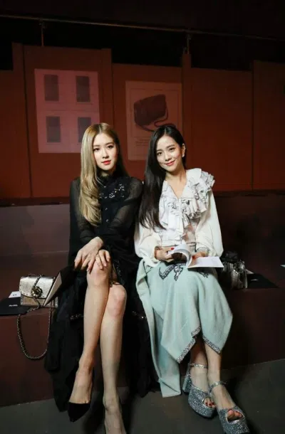 Hay trong khi dự sự kiện với Jisoo, cô nàng vẫn trung thành với style này rose jisoo
