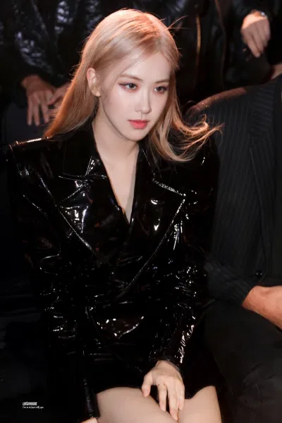 Rosé tại Paris Fashion Week với bộ vest đen của Saint Laurent rose saint laurent
