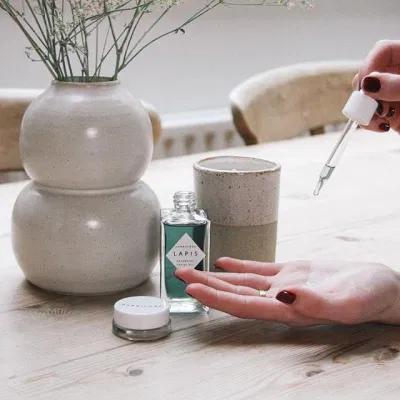 Sử dụng Lapis Facial Oil mỗi sáng và tối (Nguồn: Internet) Sử dụng Lapis Facial Oil mỗi sáng và tối (Nguồn: Internet)