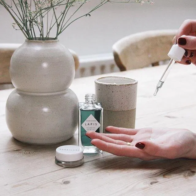 Sử dụng Lapis Facial Oil mỗi sáng và tối (Nguồn: Internet) Sử dụng Lapis Facial Oil mỗi sáng và tối (Nguồn: Internet)