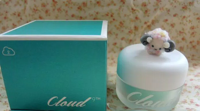Sản phẩm có kèm theo một thìa nhựa, trong suốt, thuận tiện để lấy kem khi sử dụng (ảnh: internet).