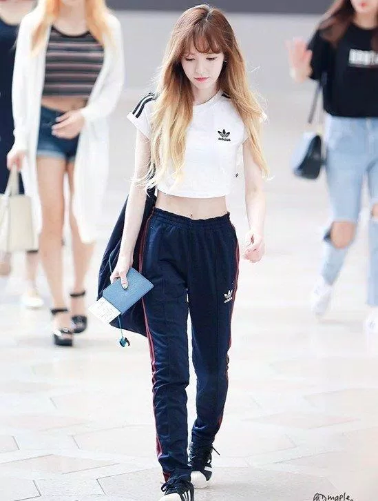 Quần thể thao năng động mix cùng croptop ôm body cực xinh