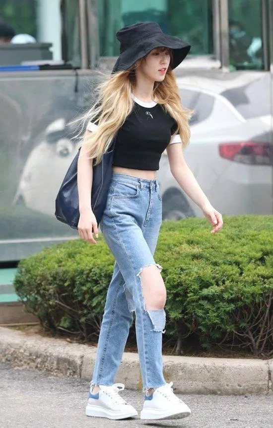 Quần Jean dài phối cùng croptop dạng thun vô cùng basic