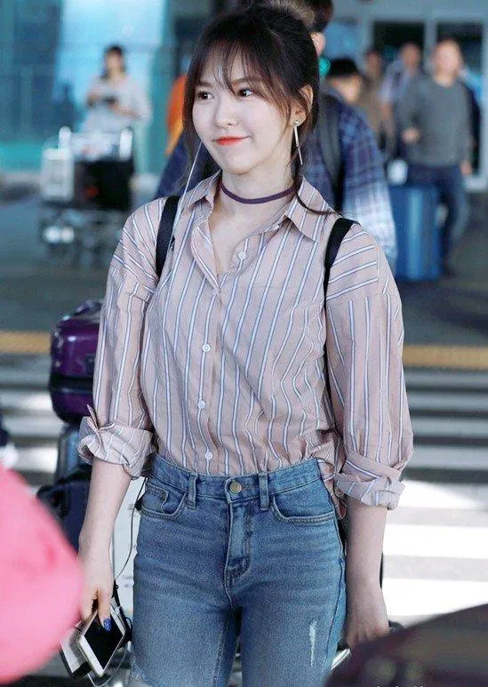 Tuy đơn giản nhưng vô cùng thời trang khi sơ mi mix cùng quần Jean đó nhé