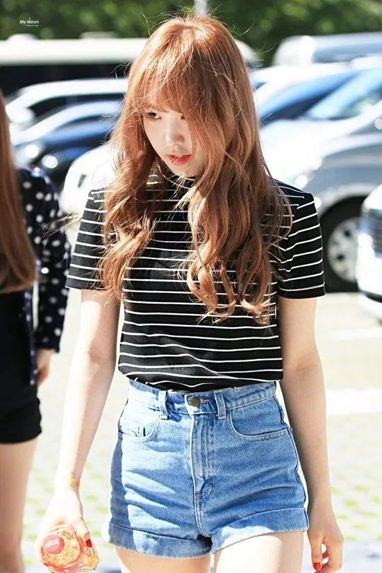 Khoe dáng cùng short jean kết hợp với những chiếc áo thun đơn giản